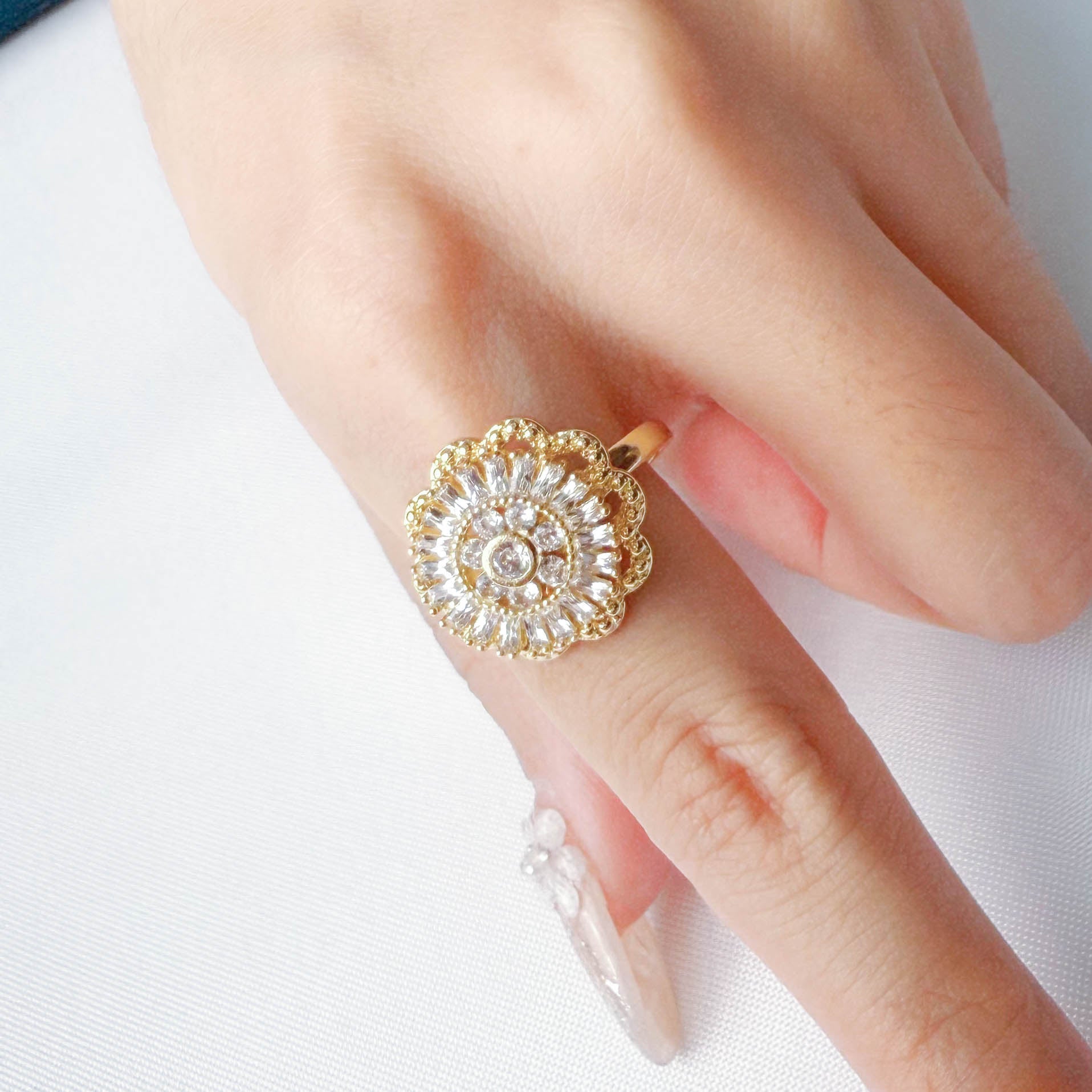 New 2025 Crystal Rings For Women Fashion Daisy Rose Sunflower Stress Fidget Spinner Ring Teens Aesthetic Gift Jewelry Accessories Creative