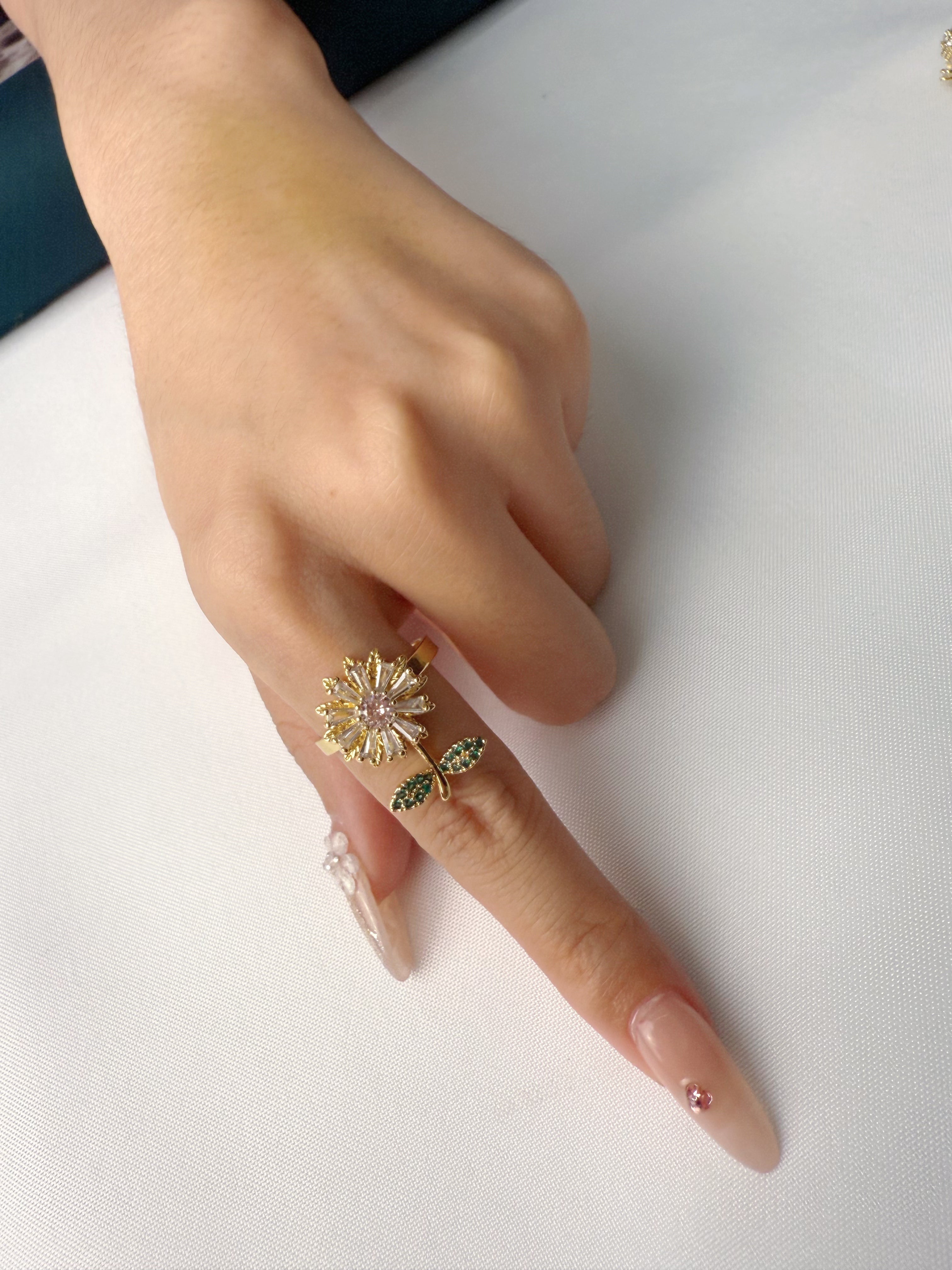 New 2025 Daisy Rings Fidget Ring Anxiety for Women Multiple Crystal Flower Plant Finger Ring Anti Stress Wedding Jewelry