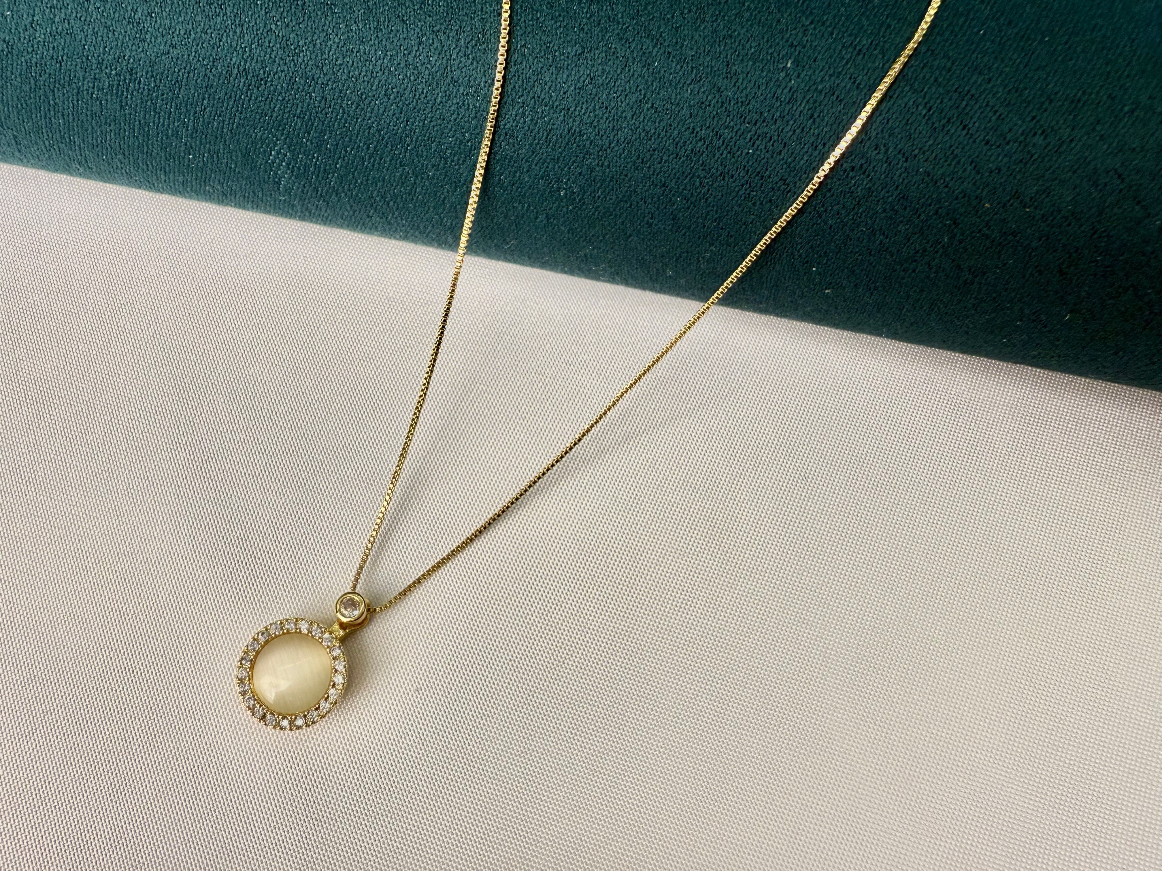 New 2025 Luxe Spinner Necklace – Cream Cat-Eye Centerpiece with Rotating Pendant｜Elegant Anti-Anxiety Jewelry for Women