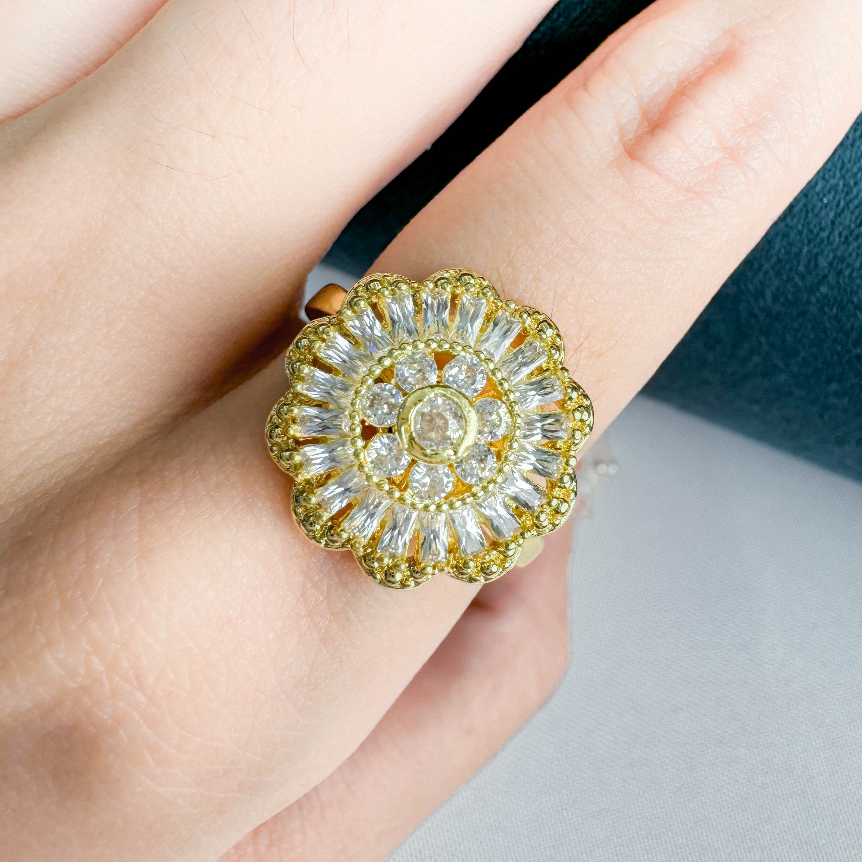 New 2025 Crystal Rings For Women Fashion Daisy Rose Sunflower Stress Fidget Spinner Ring Teens Aesthetic Gift Jewelry Accessories Creative