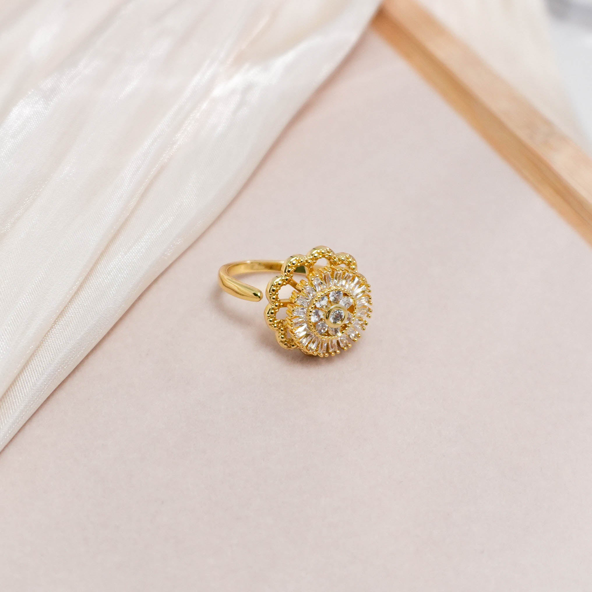 New 2025 Crystal Rings For Women Fashion Daisy Rose Sunflower Stress Fidget Spinner Ring Teens Aesthetic Gift Jewelry Accessories Creative