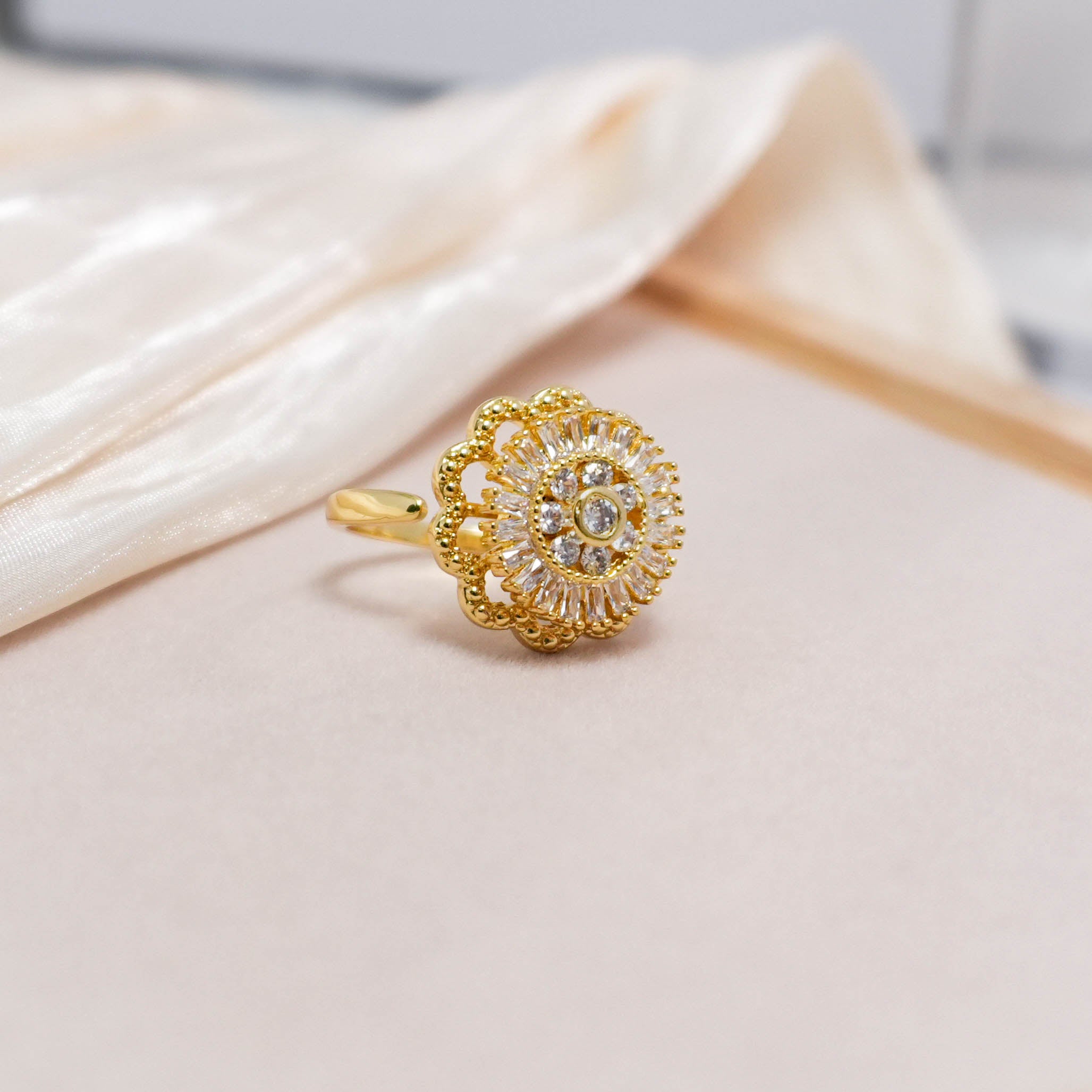 New 2025 Crystal Rings For Women Fashion Daisy Rose Sunflower Stress Fidget Spinner Ring Teens Aesthetic Gift Jewelry Accessories Creative